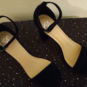 New Black high heels size 7 1/2